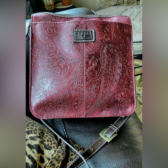 FOSSIL RELIC Burgundy Red Paisley Embossed Faux Leather Hobo Crossbody Bag Purse - Picture 9 of 9